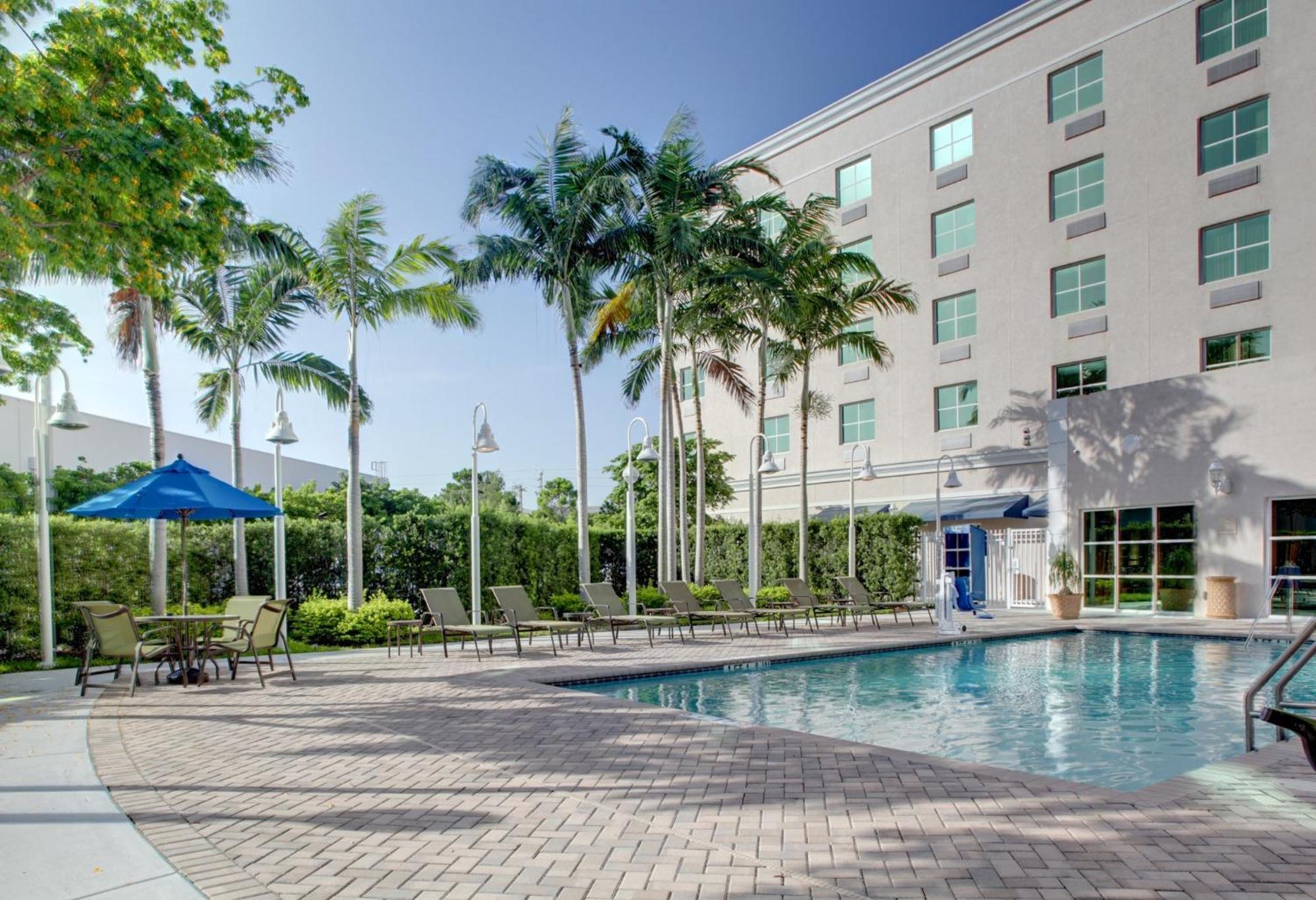Holiday Inn Express & Suites Miami Kendall By Ihg Country Walk Esterno foto